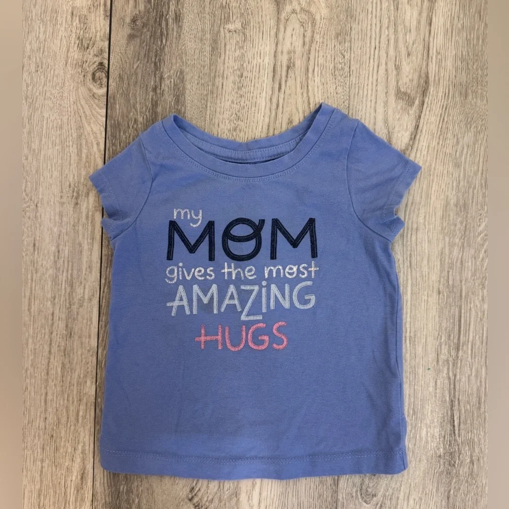 Cat & Jack Blue Short Sleeve Tee with Moms gives the best hugs